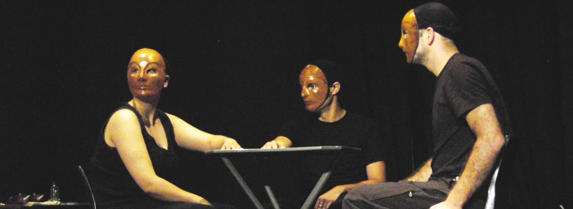 Foto-n§52---Exerc¡cio-de-decomposi‡Æo-do-gesto-e-movimento-com-M scara-Neutra-Escola-da-M scara-(2003)